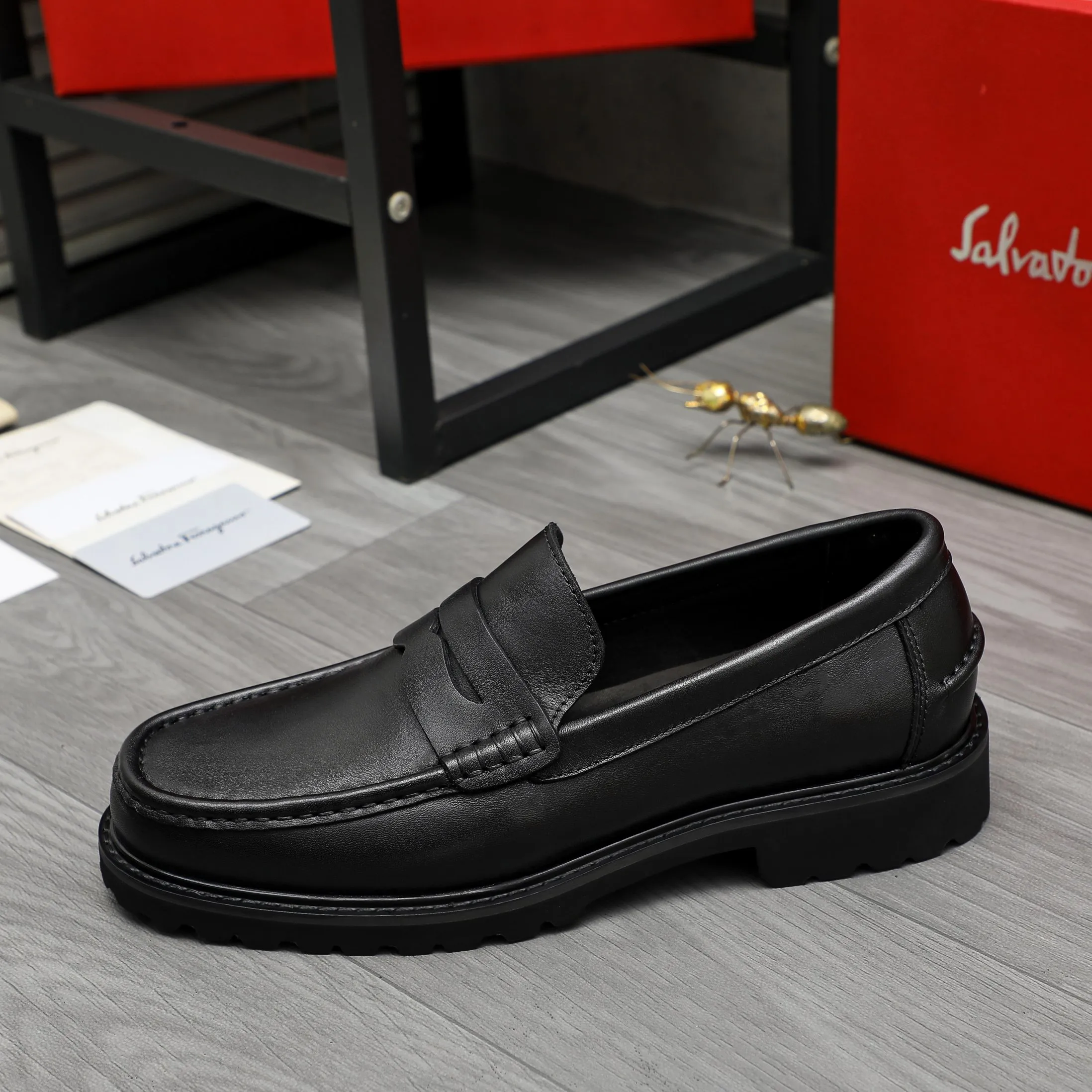 Men's shoes 💰442 Product trademark: Ferragamo "Ferragamo" business formal leather shoes Regular size: 38-46 (45.46 custom-made and non-refundable) Product materials: Selected high-quality cowhide upper, cowhide lining, non-slip rubber outsole
